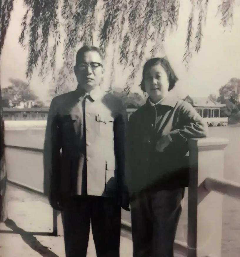 1975年的一天，夫人徐杰刚刚下班，成都军区司令刘兴元中将表示：“你还是提前离休