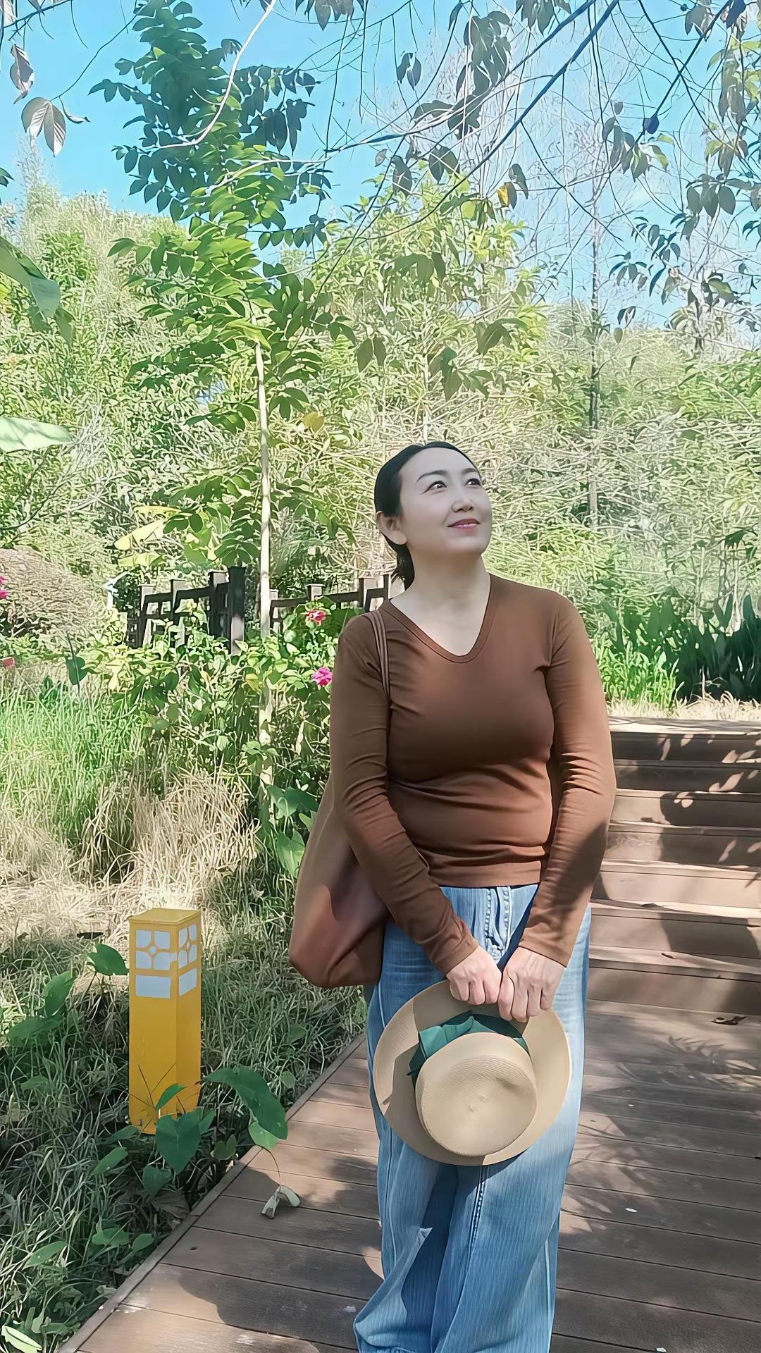 三年前，我毅然决然地告别了繁华都市，辞去城里的工作，回到农村，开启了与世无争的生