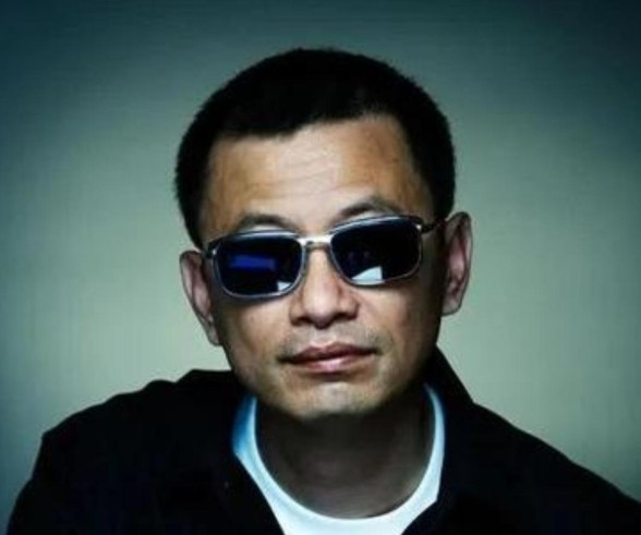 当年啊，王家卫去黄百鸣的公司上班，可他天天偷懒不干活。黄百鸣气坏了，就跟王家卫说