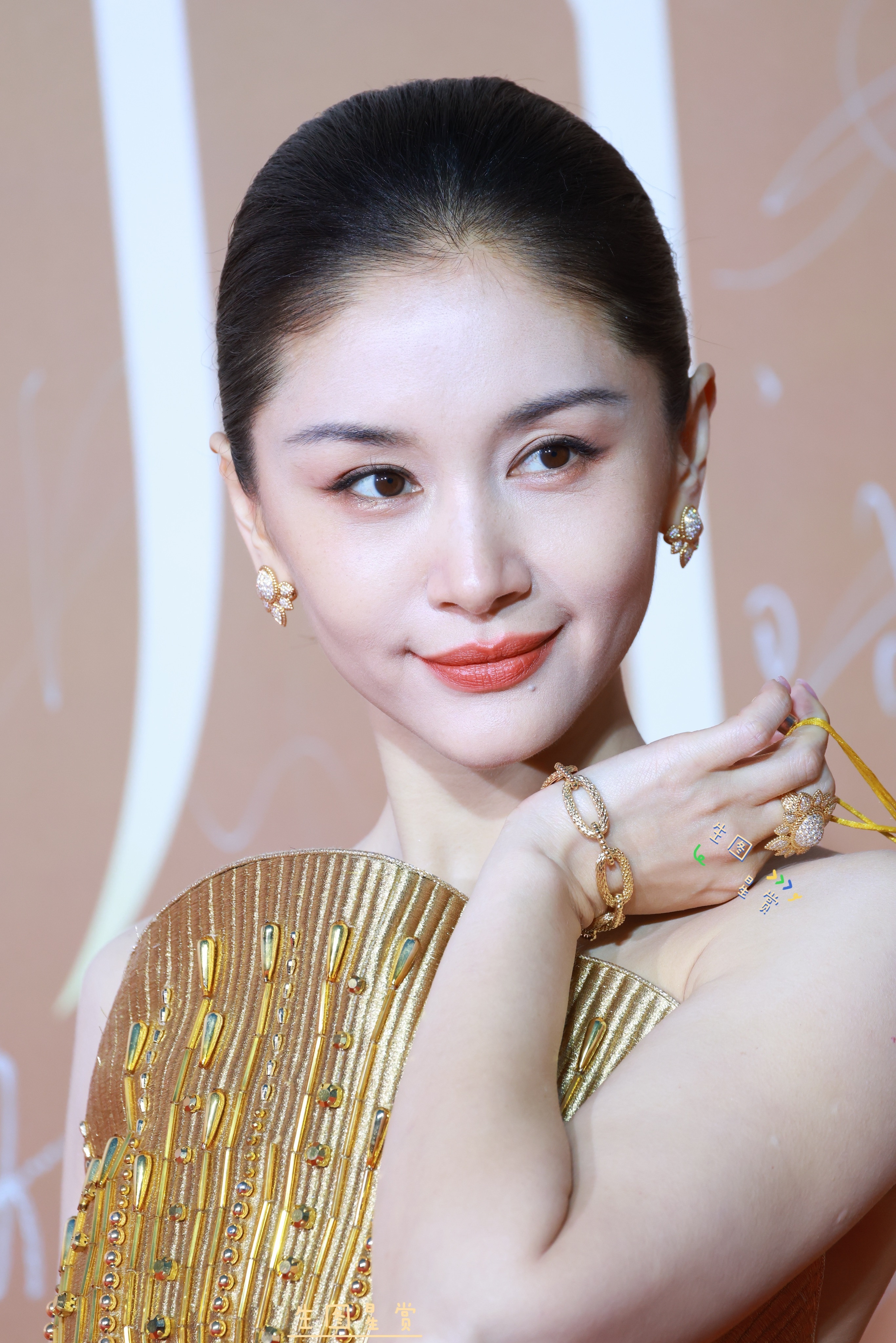 王子文COSMO盛典生图掉落，金色精致的大女主✨💛王子文红毯摔倒时尚中国之夜