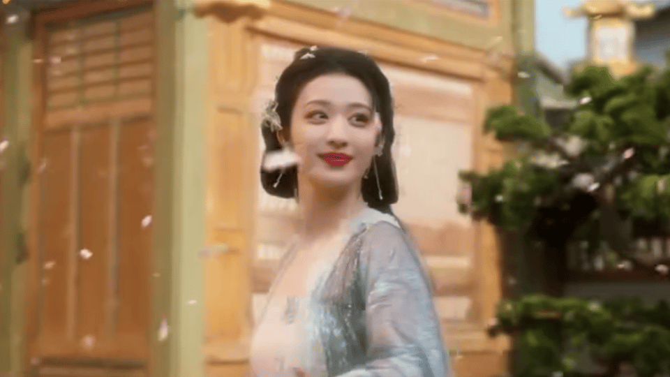 王楚然此等美貌才真正配得上“狐系妖妃”，眼波勾魂，蛊惑人心，一身媚骨，满腹权谋