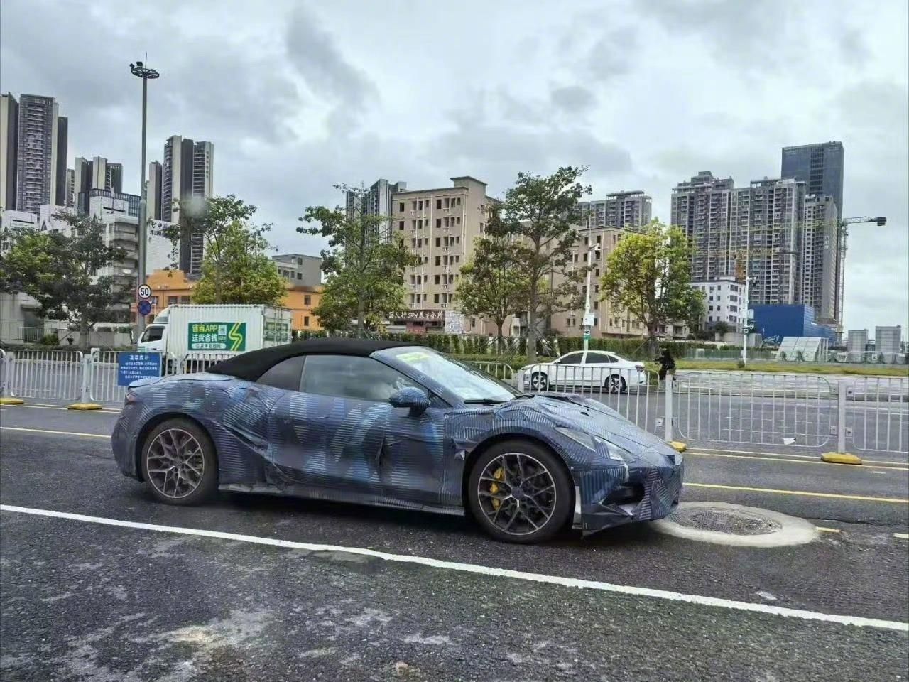 腾势居然造了个敞篷跑车。这年头造跑车就不多，敞篷的更少了。所以这车多少钱入手你能