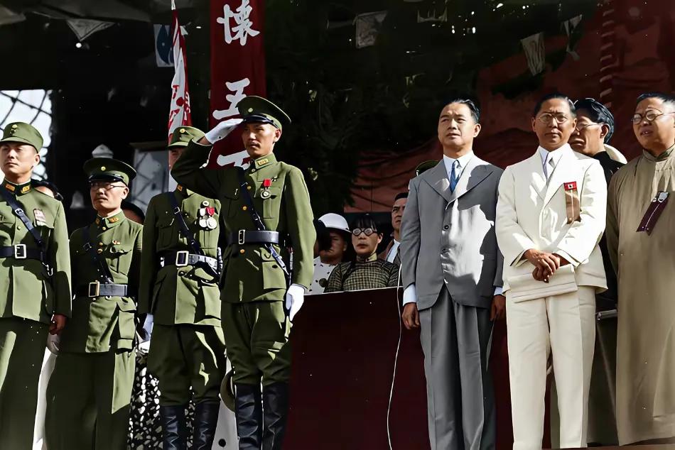 这是1934年6月，南京，中央陆军军官学校校场，庆祝建校十周年的纪念仪式。