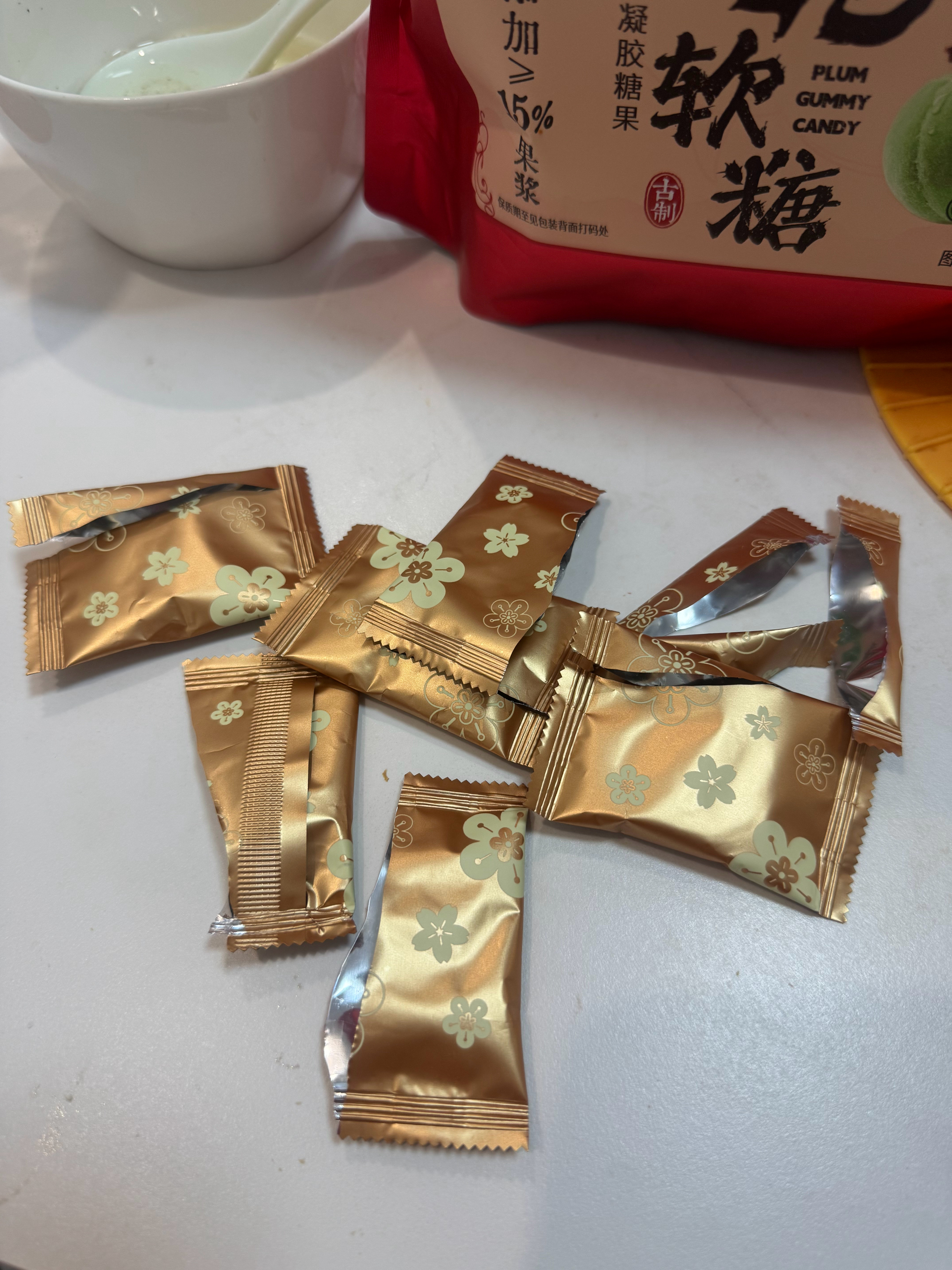 我一直在看ai漫剧…然后不知不觉吃了好多话梅软糖