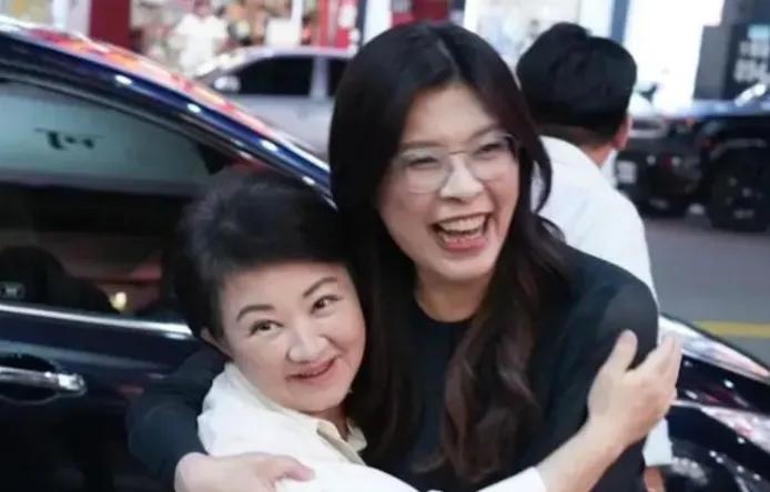 🌛郑丽文刚来大陆2天，获得高规格接待后，卢秀燕终于没有一错再错了！