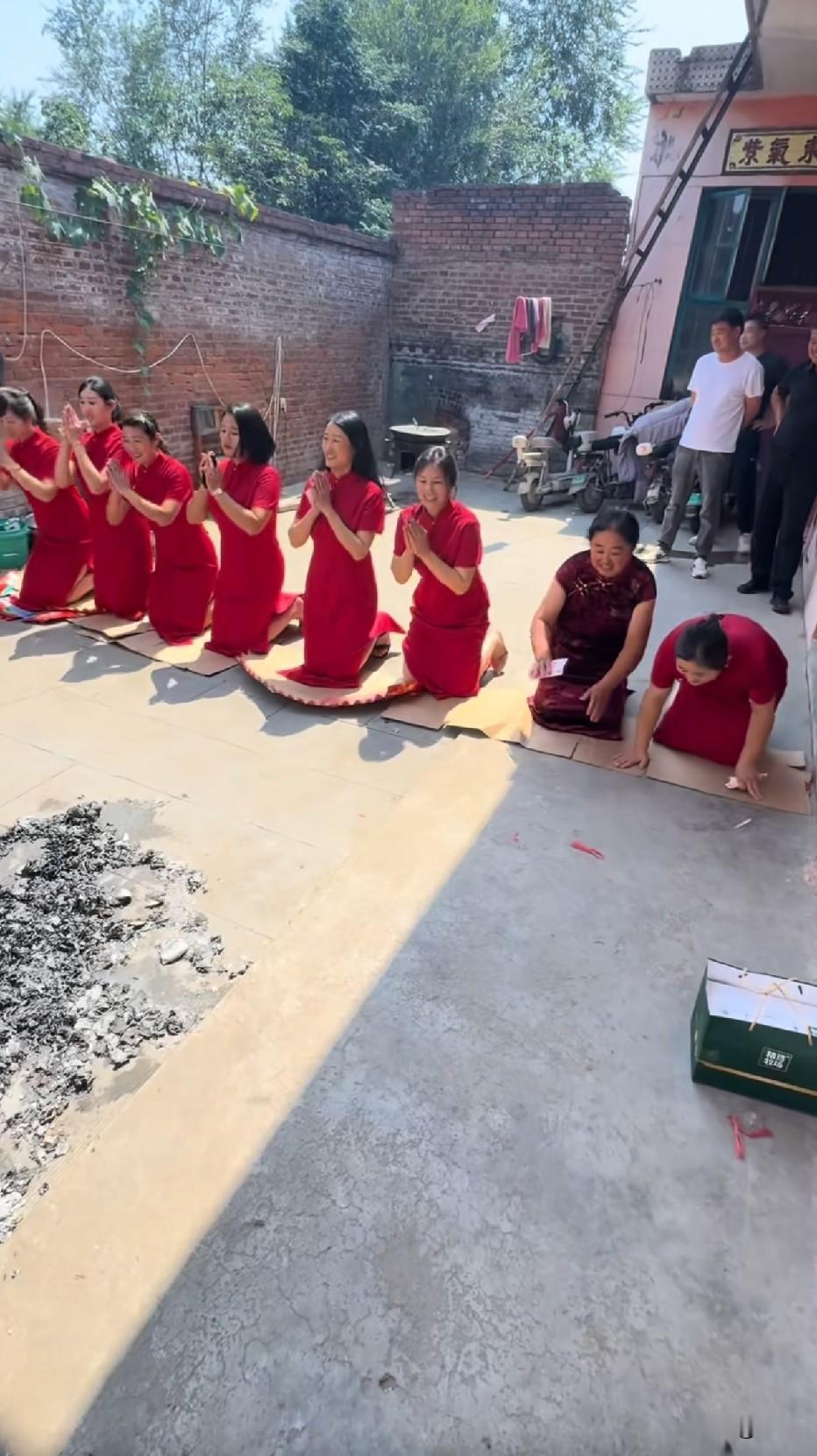 特别羡慕这种整整齐齐的一家人，还得多生孩子呀[捂脸哭]