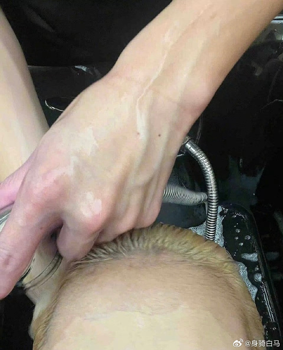 理发店会故意洗掉客人的粉底是真的吗..不要热水洗头时梳头发