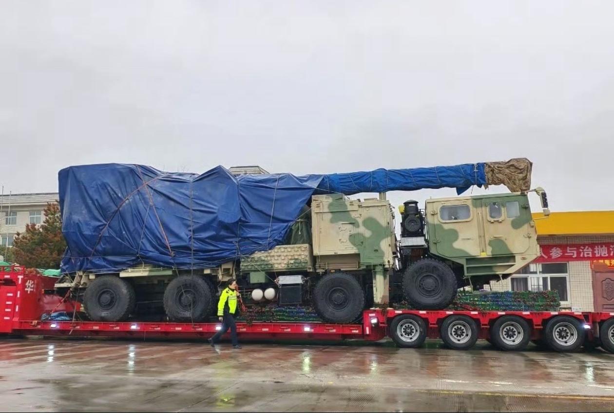 [呲牙笑]嚯嚯嚯，这是一台四轴吊车？还是203mm口径轮式底盘自行火炮？当然，