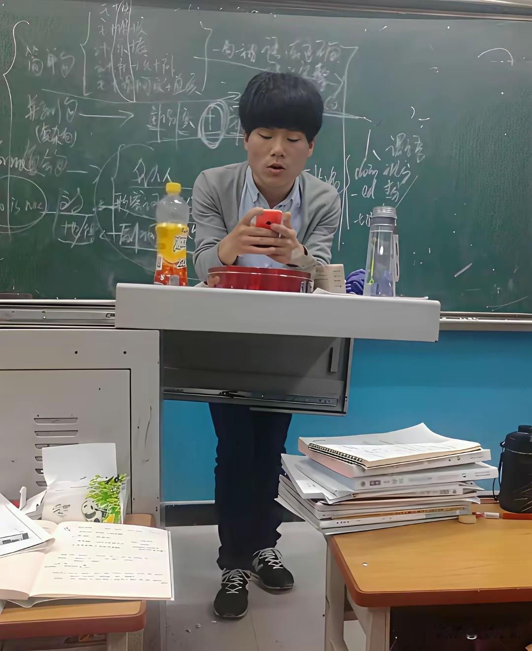 当初刚毕业在新东方任教的董宇辉，当时长得还非常的青涩，看起来真土[大笑]他自己做