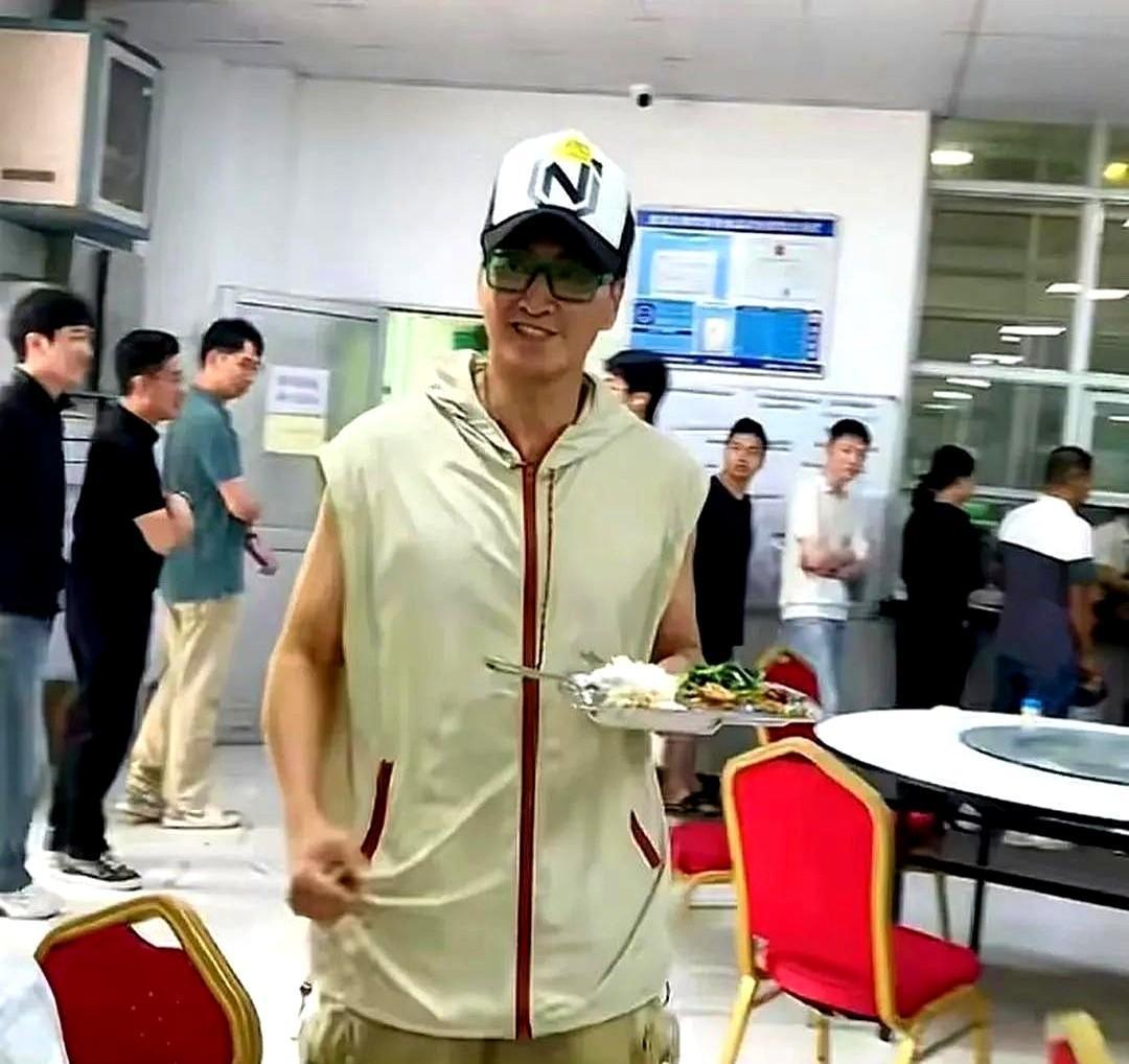 何家劲工厂被曝普工薪资缩水近半，招聘时说3500到5500元，转正后底薪才244