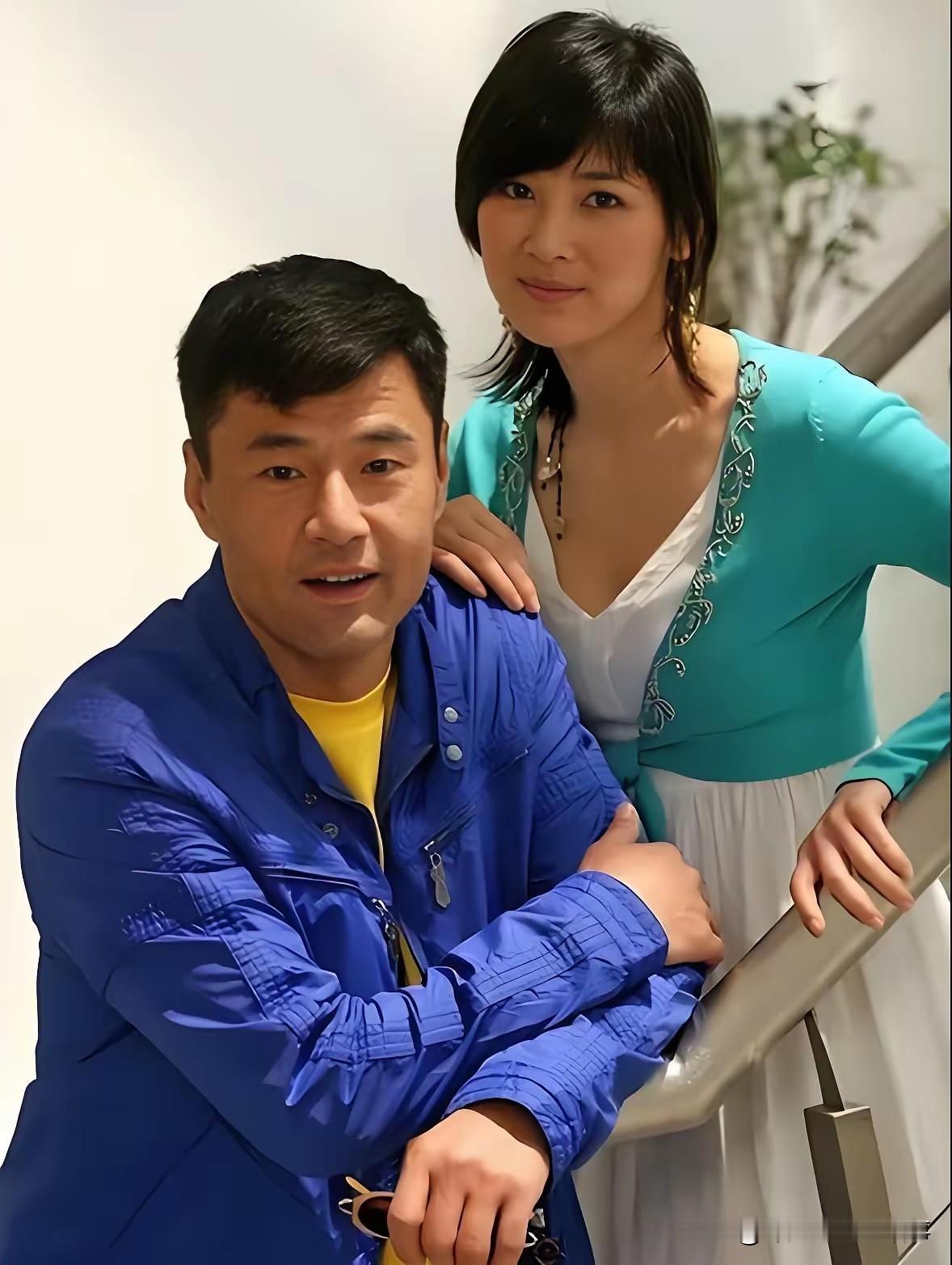 民政局门口，63岁的王玉苓把一份离婚协议递到于荣光面前。这个男人演了一辈子硬汉，