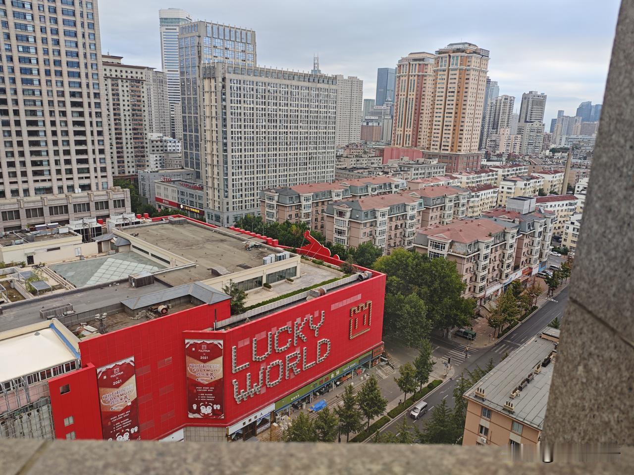 在大连住了二宿，感觉大连和沈阳真的不同。同样是早上5点多，沈阳的主城区早就人来