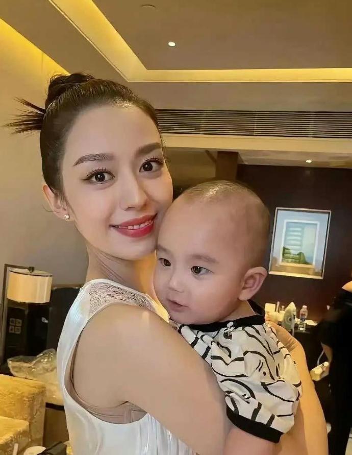 朗朗和吉娜的儿子太会遗传了，完全继承妈妈的混血基因，大眼睛高鼻梁，不知道长大后要