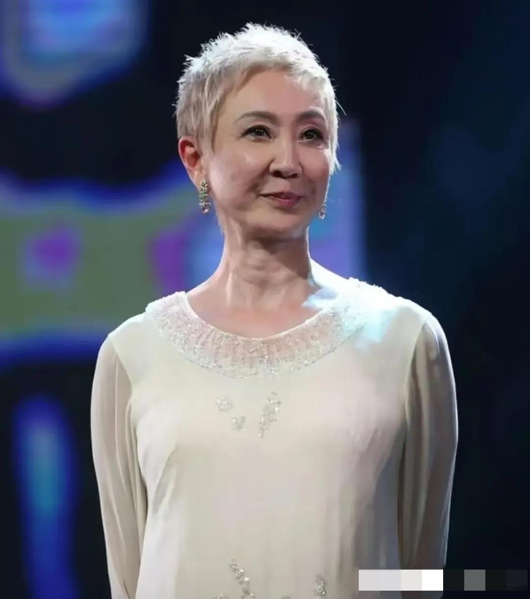 都说面相是玄学但是看看施南生的面相你就会发现，她的面相其实跟古书里写的，简直