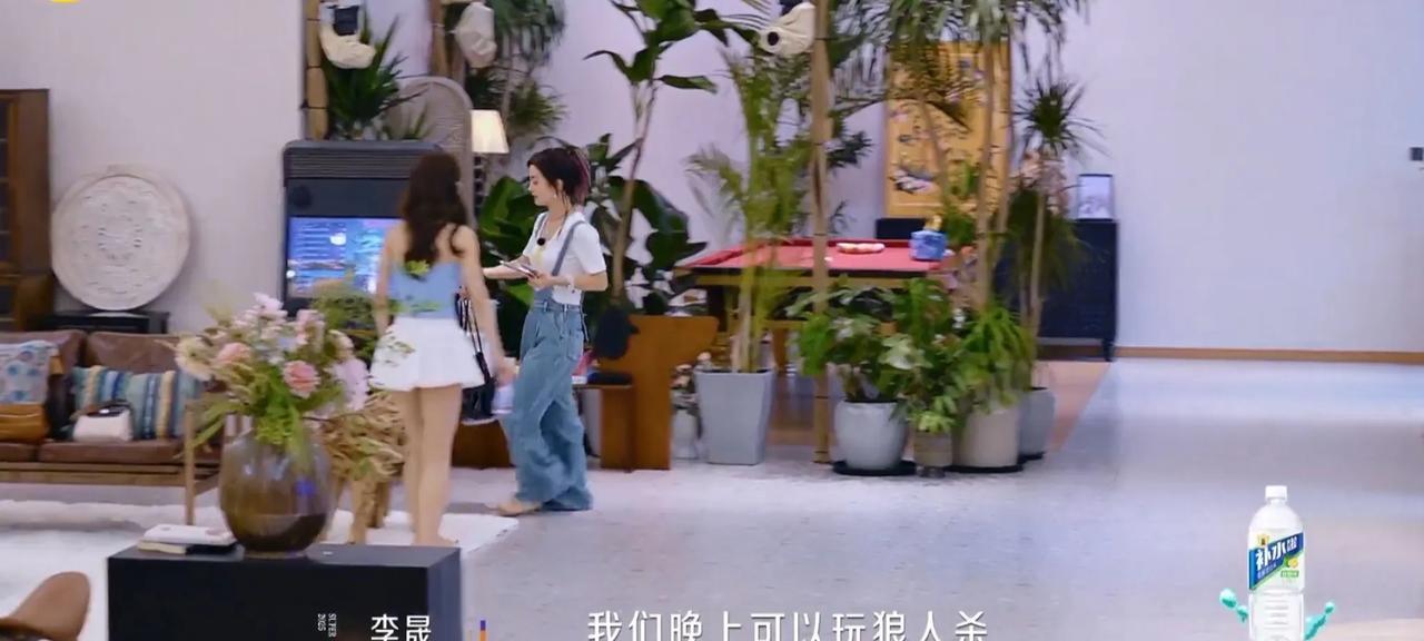 张小婉邀请李晟看恐怖片，李晟摇头逃跑，但是在吴宣仪这里迎来了转机，她第一个