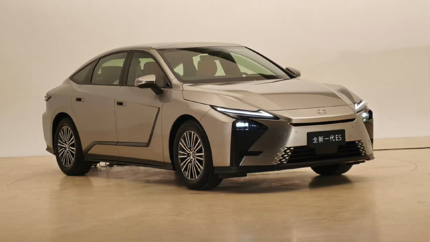 新雷克萨斯ES这实拍图，实在一言难尽还不如10万网约车好看。怎么看都没有一点点老