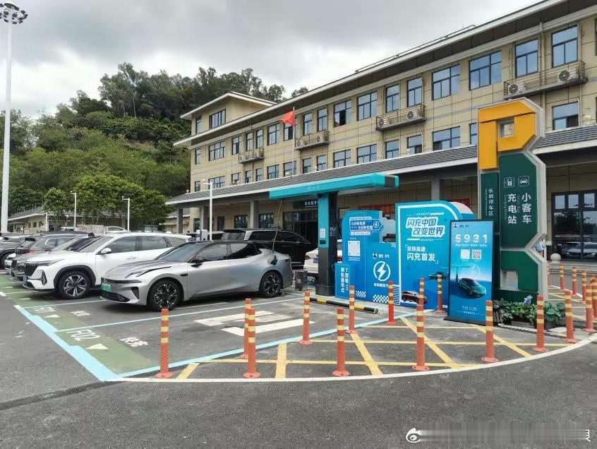 高速闪充站充电送水就算了，还带卖车？！以前高速充电：自己找桩、扫码、跟插队的吵架