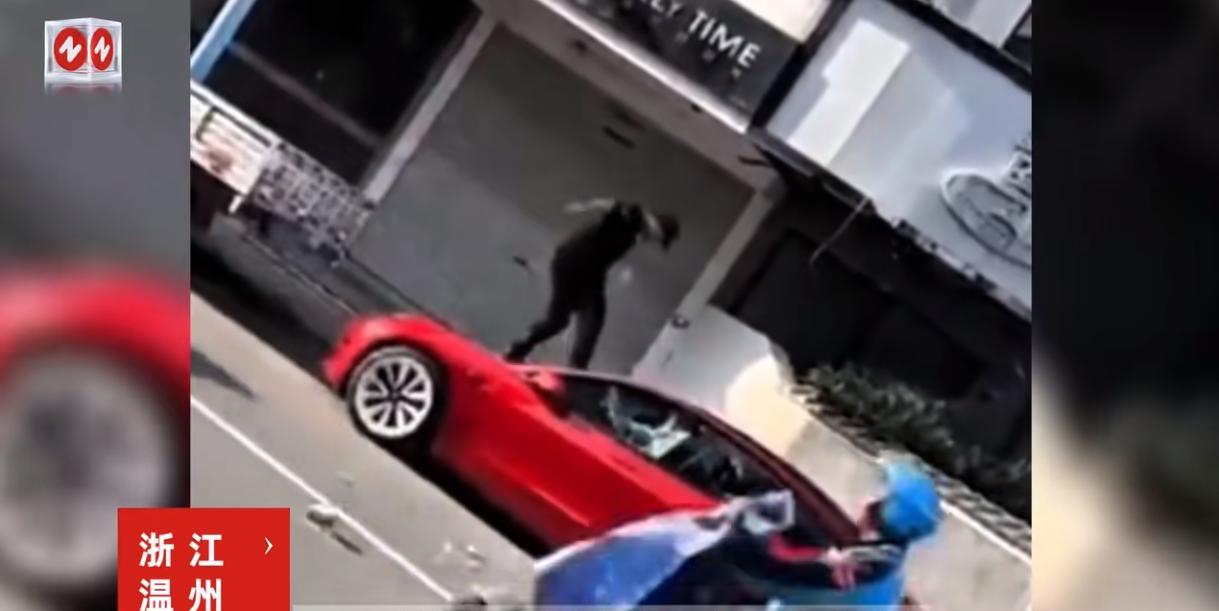 “别把人逼急了！”5月10日，浙江温州，一名穿着保安制服的男子疯狂打砸一辆红色特