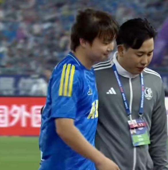 南通队王博文那张红牌，我觉得裁判有点过于严厉，只是为了射门，也不是恶意的！比