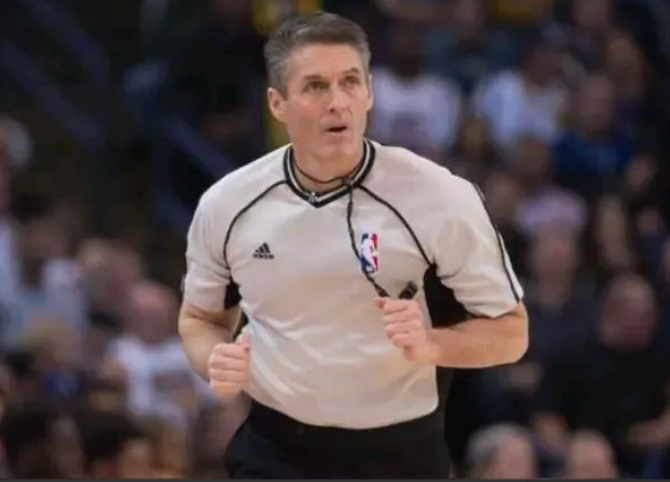 根据最新消息，雷霆步行者总决赛G7主裁判为NBA“控场大师”福斯特。他在本赛季