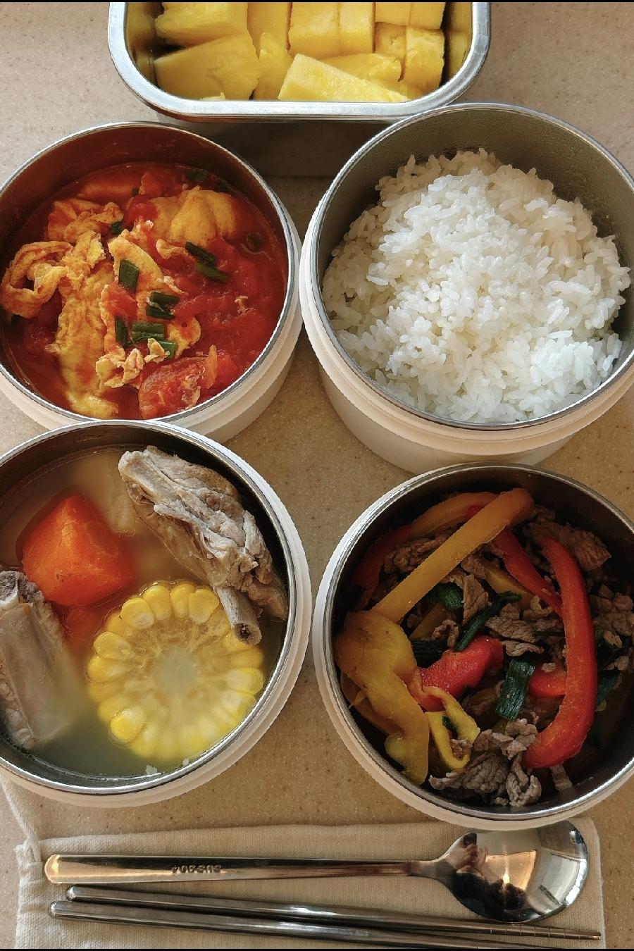 我嫂子的单位离我妈家也就两站地，最开始，她是早晨做好了饭，带到单位中午用微波炉加