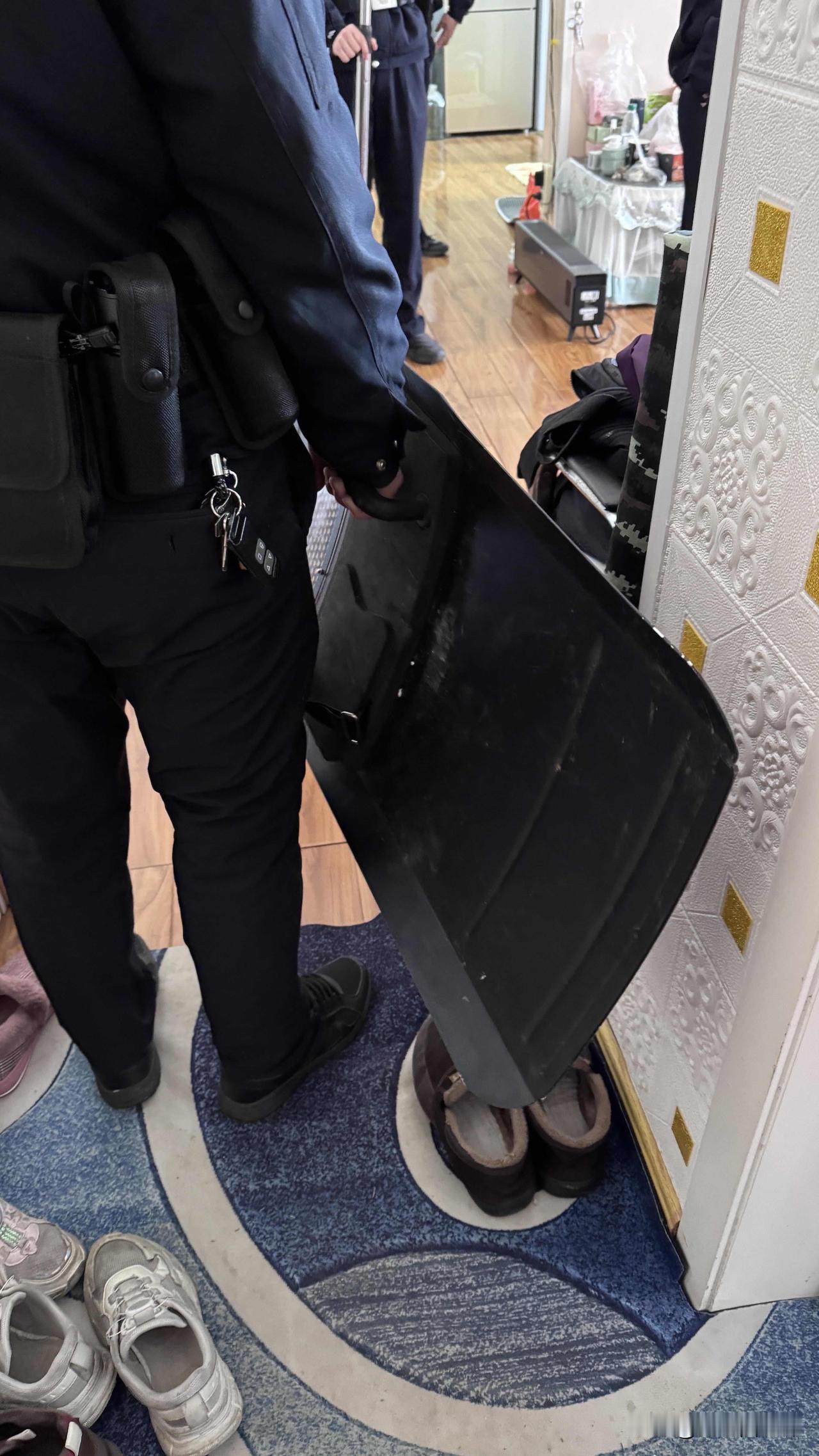 楼上邻居拿刀冲下来，怎么保障自己安全现在手还在抖事情是这样的，那个人住在我爸