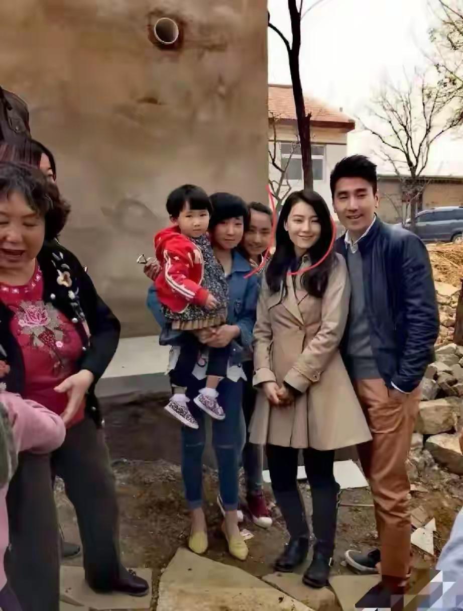 高圆圆与赵又廷回农村老家她们两个人实在是太接地气了，一点也没有明星架子，反而更