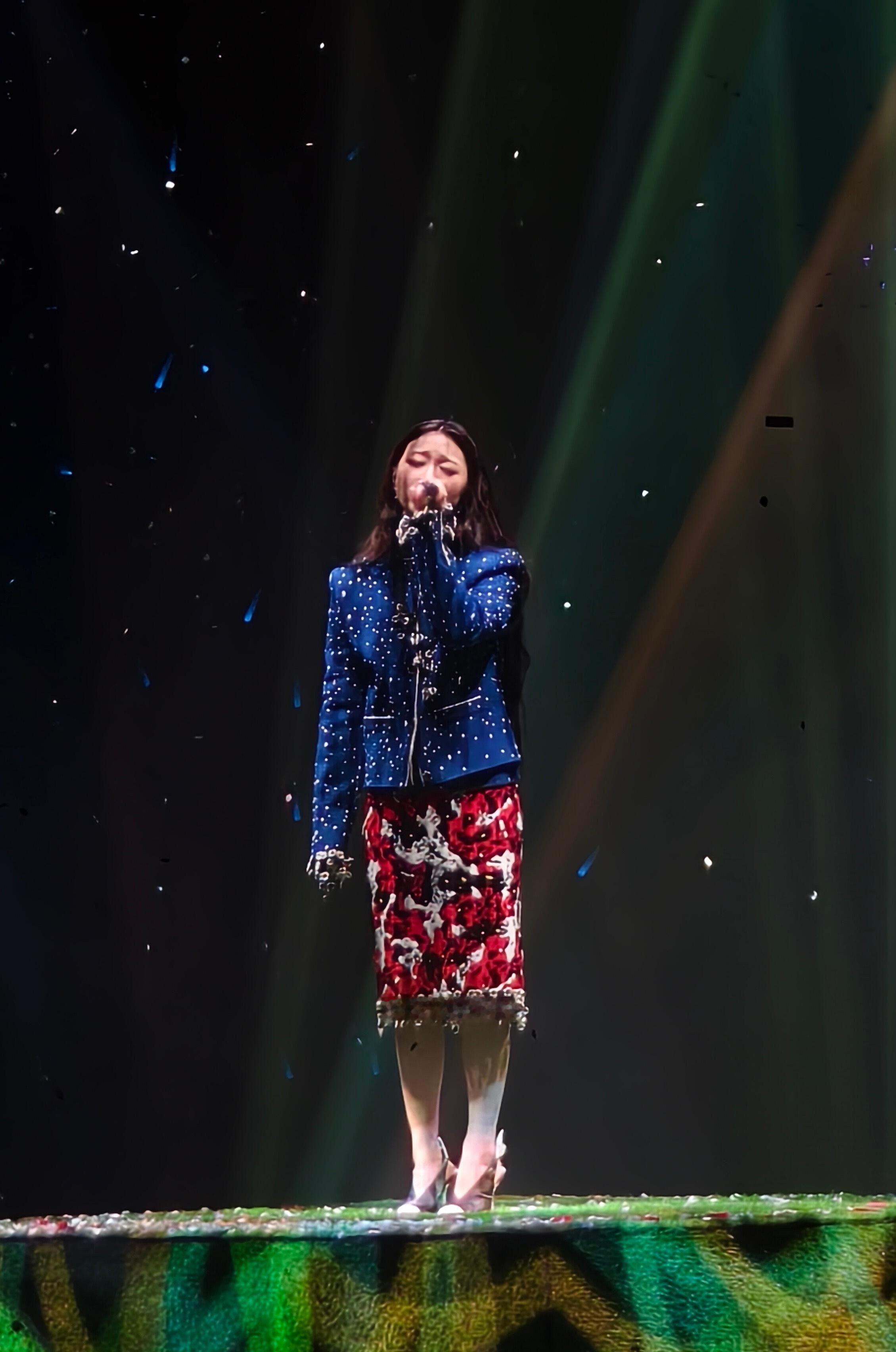 太高级了！单依纯西安站安可穿了香奈儿的高定新衣服！