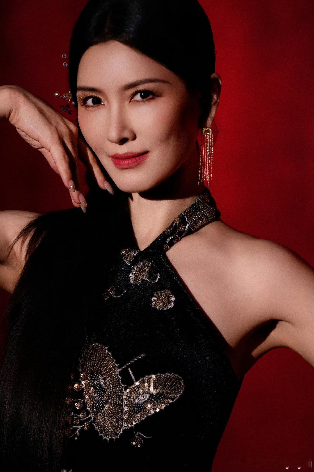 徐洁儿四公油画大片徐洁儿油画乘风四公写真太惊艳，徐洁儿化身油画女主，顺滑缎面长裙