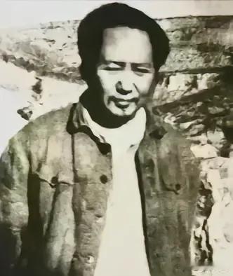 长征踏破崎岖路，抗战驱除小曰本！
