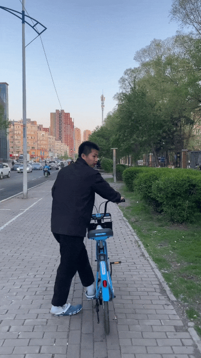 乖乖嘞！这小伙子真是能处，学老头们从后面上自行车，结果直接整出个大笑话！他想耍个