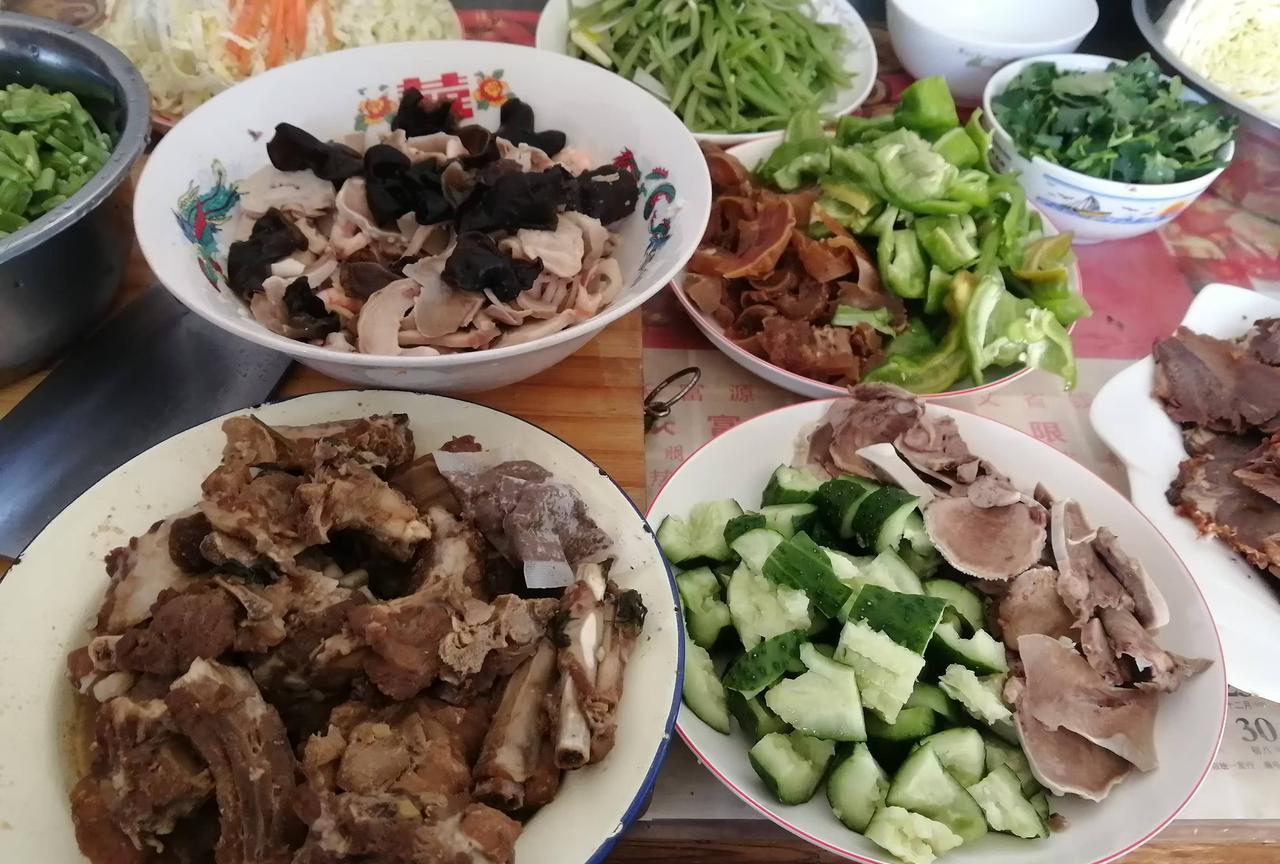 这三伏天在厨房做饭简直就是煎熬，抽烟机轰隆隆的响着，锅灶上的火烤着，脸上的汗水