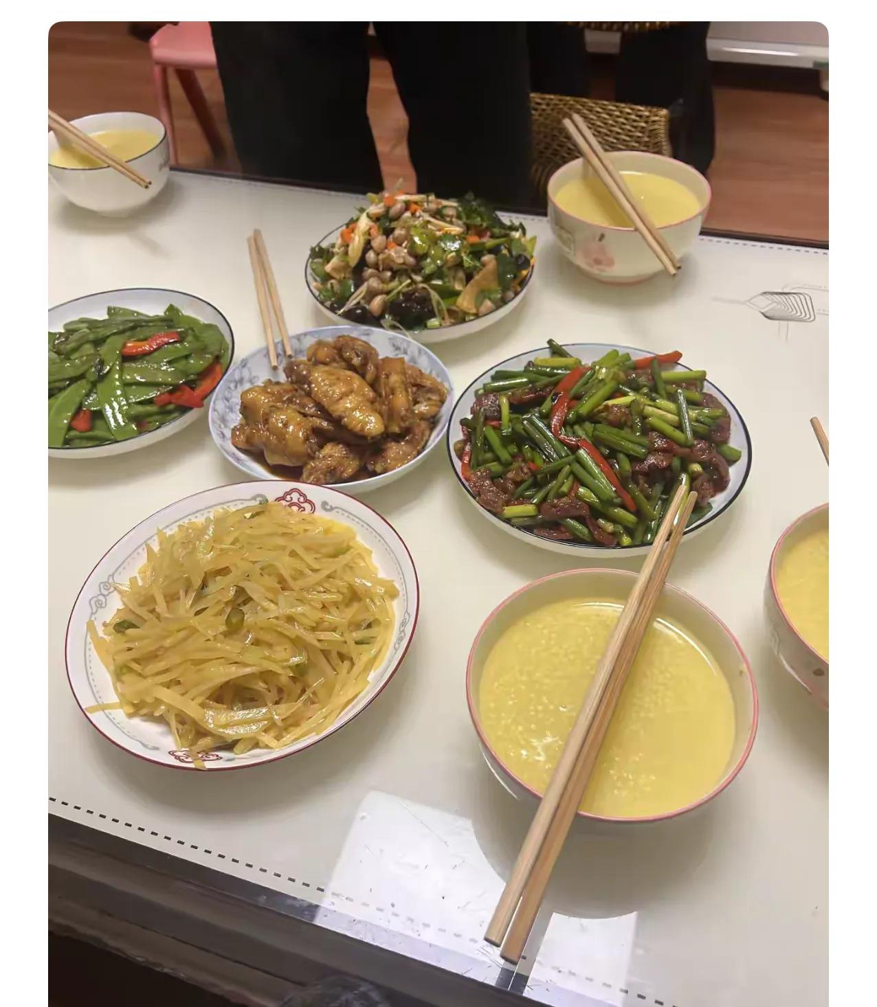 我特别喜欢我婆婆，不是客套话，是真喜欢我婆婆62岁了，她退休了，每个月的退休