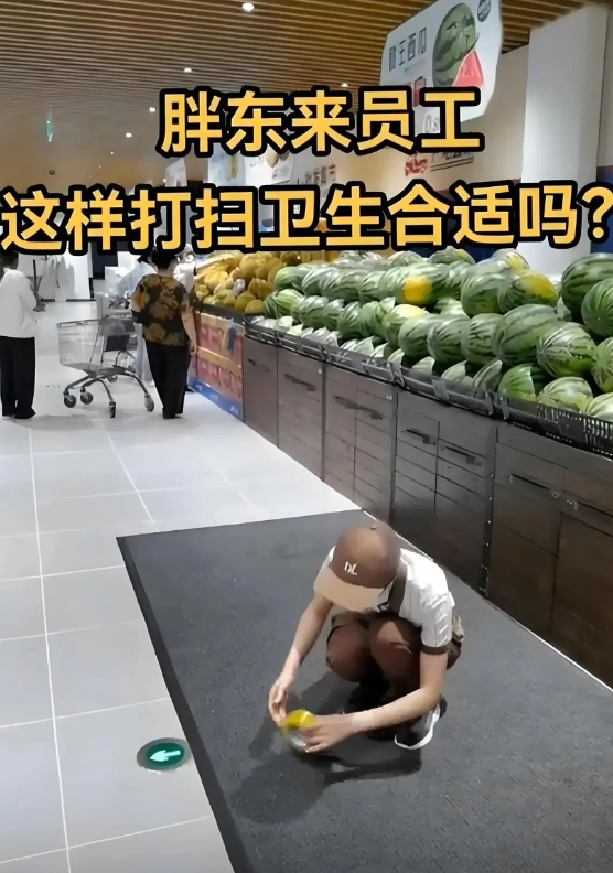这什么世道啊？胖东来保洁阿姨月薪9000，海口某事业单位研究生临聘人员月入300