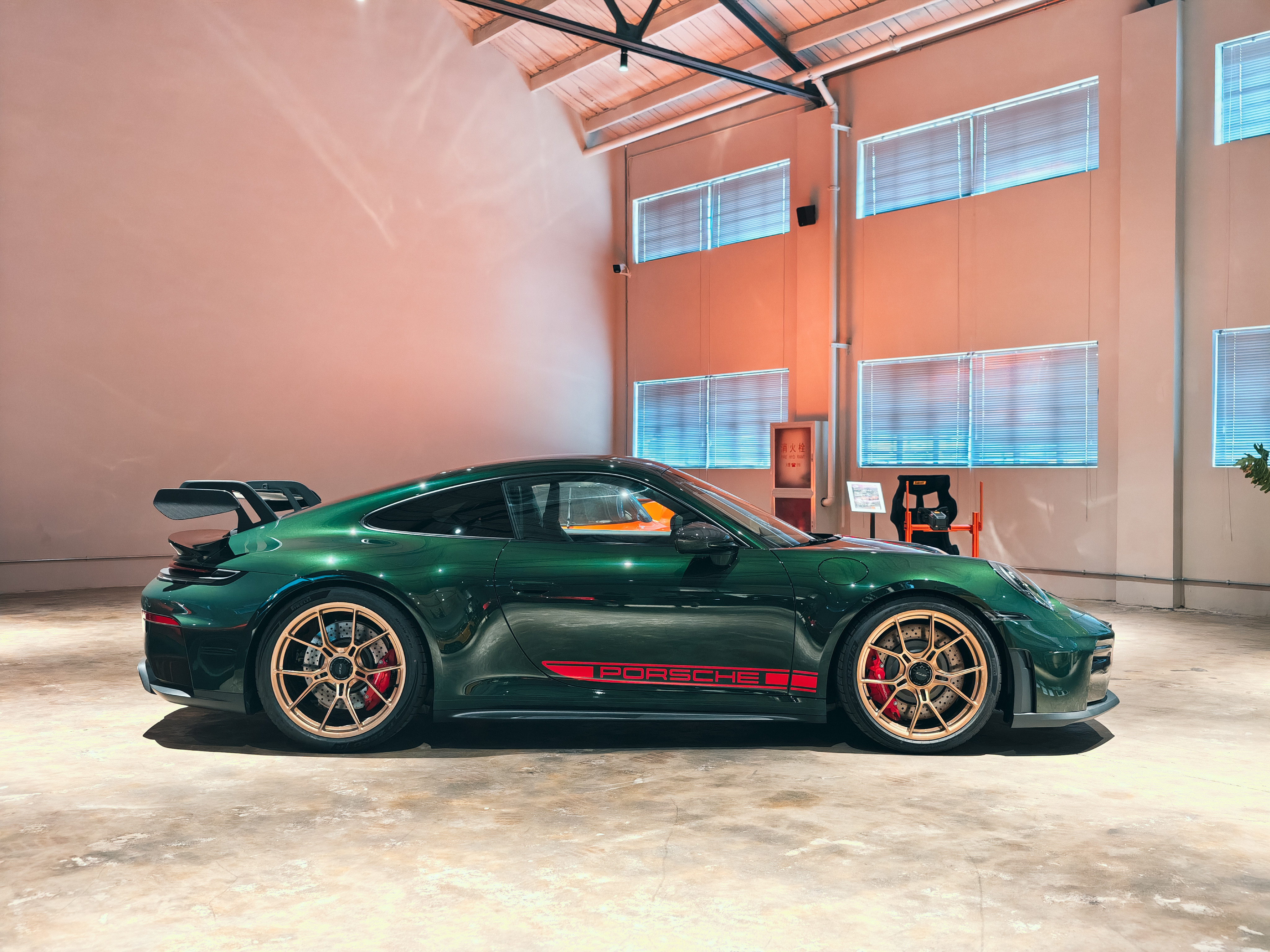 上海的有钱人车品是真不错，比如选出这台落地350万+的992.2GT3[流鼻