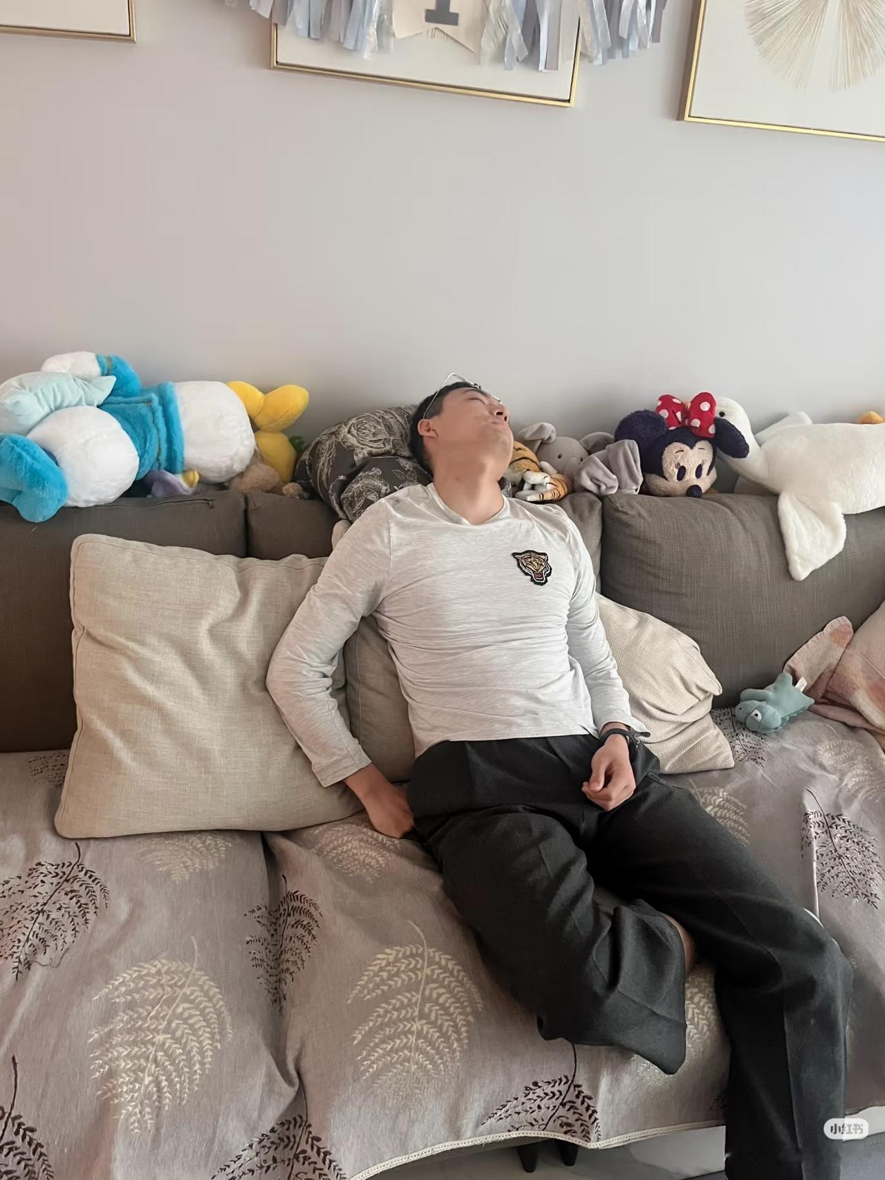 结婚第6年，我在厕所里哭到喘不上气。客厅里，老公刷着手机，推门进来，丢下一句：