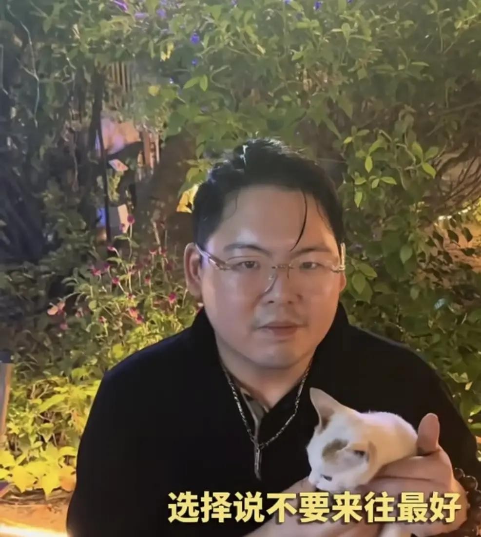 钱一分不少照样给你，但人千万别回来惹我们生气向华强夫妇现在对待小儿子向佑，说白了就是花钱买个耳根清净