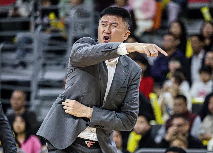 朱芳雨：杜指导，主场输两个屁多少有点难堪吧？？你知道我最近跟我师傅走得很近的。