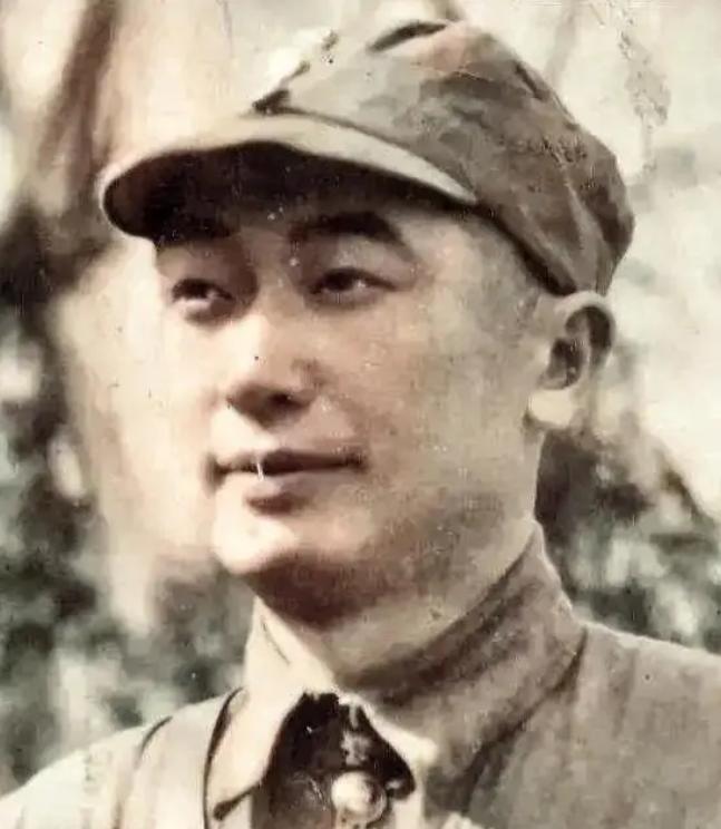 1949年，国民党准备撤往台湾时，戴安澜的遗孀王荷馨接到通知，对方开口就说：“去