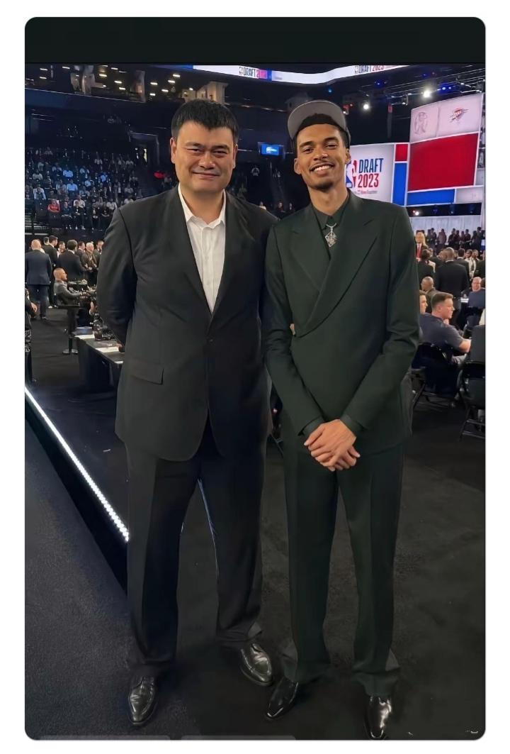 两个篮坛巨人！文班亚马与姚巨人身高一样，都是2.26米（7英尺5英寸