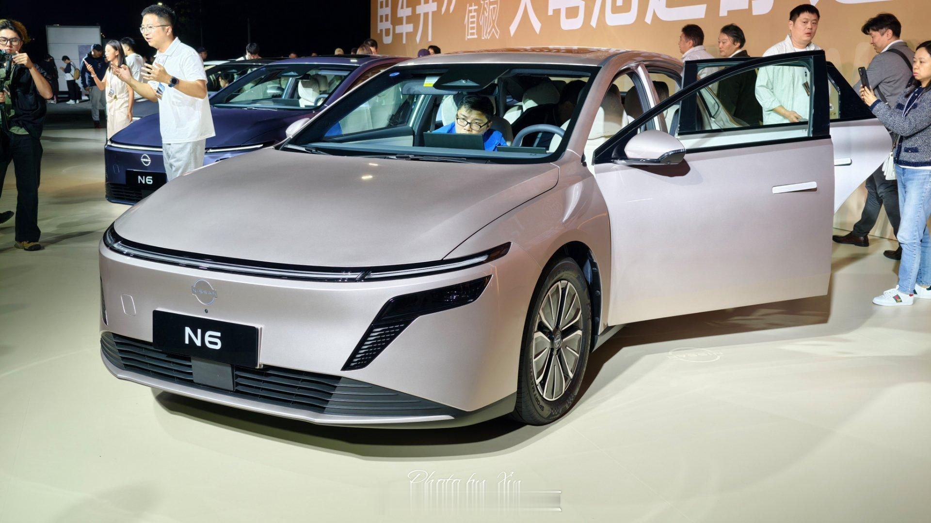 来日产N6的预售发布会了~特地拍了一张带的照片，不然他一会儿发出来三个人的照片