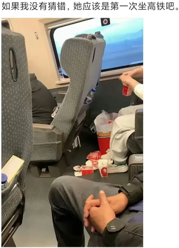 如果我没有猜错，她应该第一次坐高铁吧