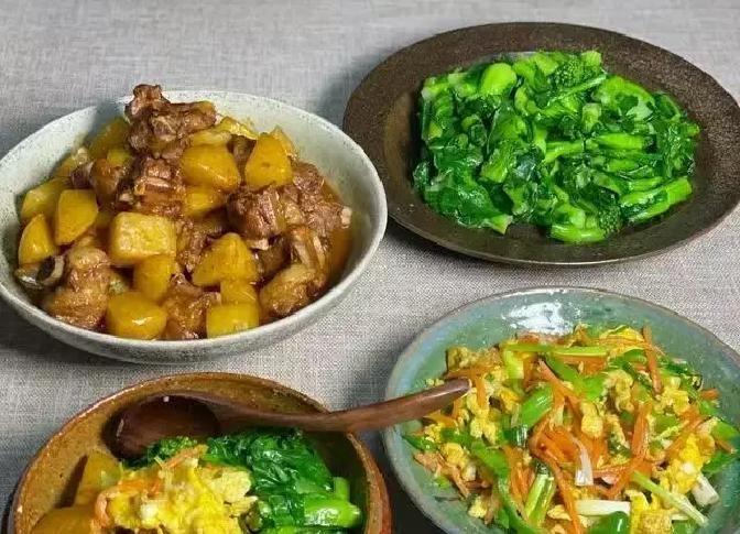 今天中午刚吃完饭，儿媳妇突然凑到沙发边，开口就是要我把手里那套老房子卖了，给他们