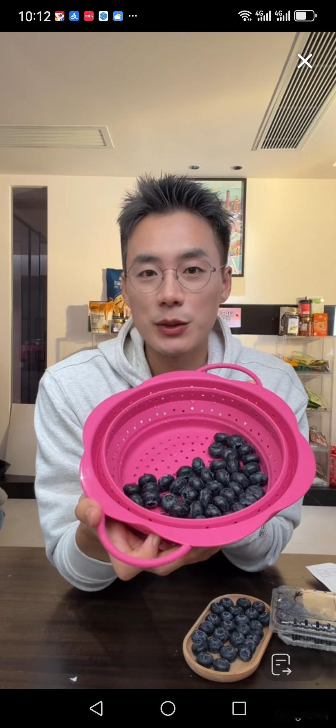 12月17日，顿顿在直播卖蓝莓，直播间才7000多人，他很卖力，不时穿插着英语教