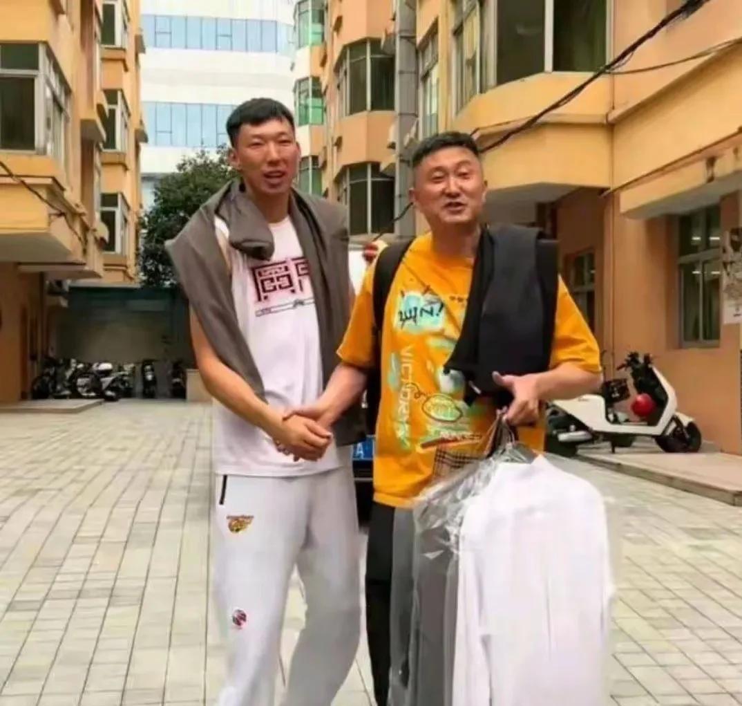 周琦夫人感谢广东球迷！5月21日，周琦的夫人发文表示：周琦去广东男篮不仅解决时