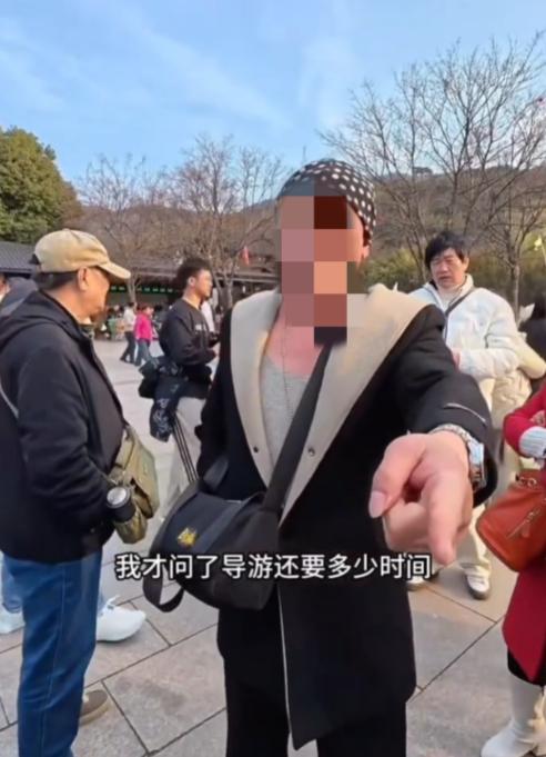 老年旅行团乘旅游大巴外出游玩，到了出发时间，个别游客因为吃饭而姗姗迟来。早已等得