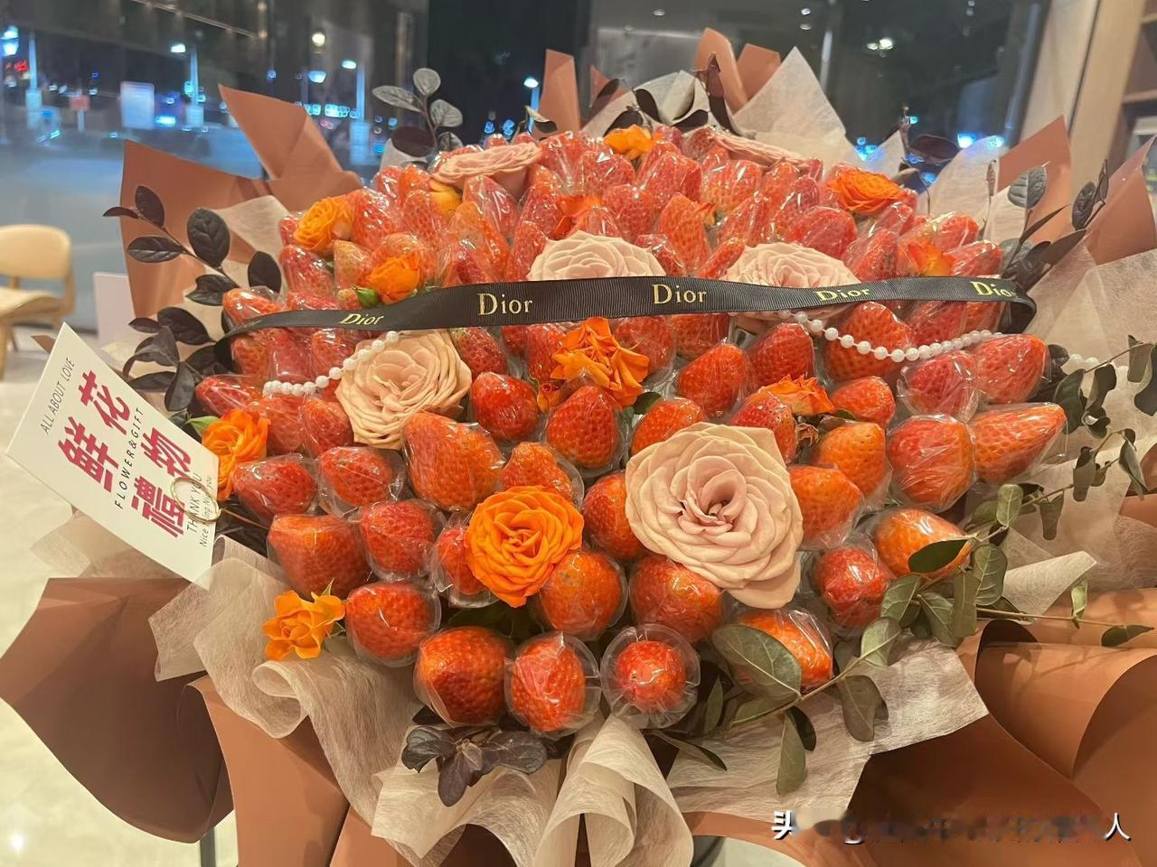 我想我可能是疯了。都快五十岁的人了，大半辈子都过去了，却还在痴心妄想，盼着能遇