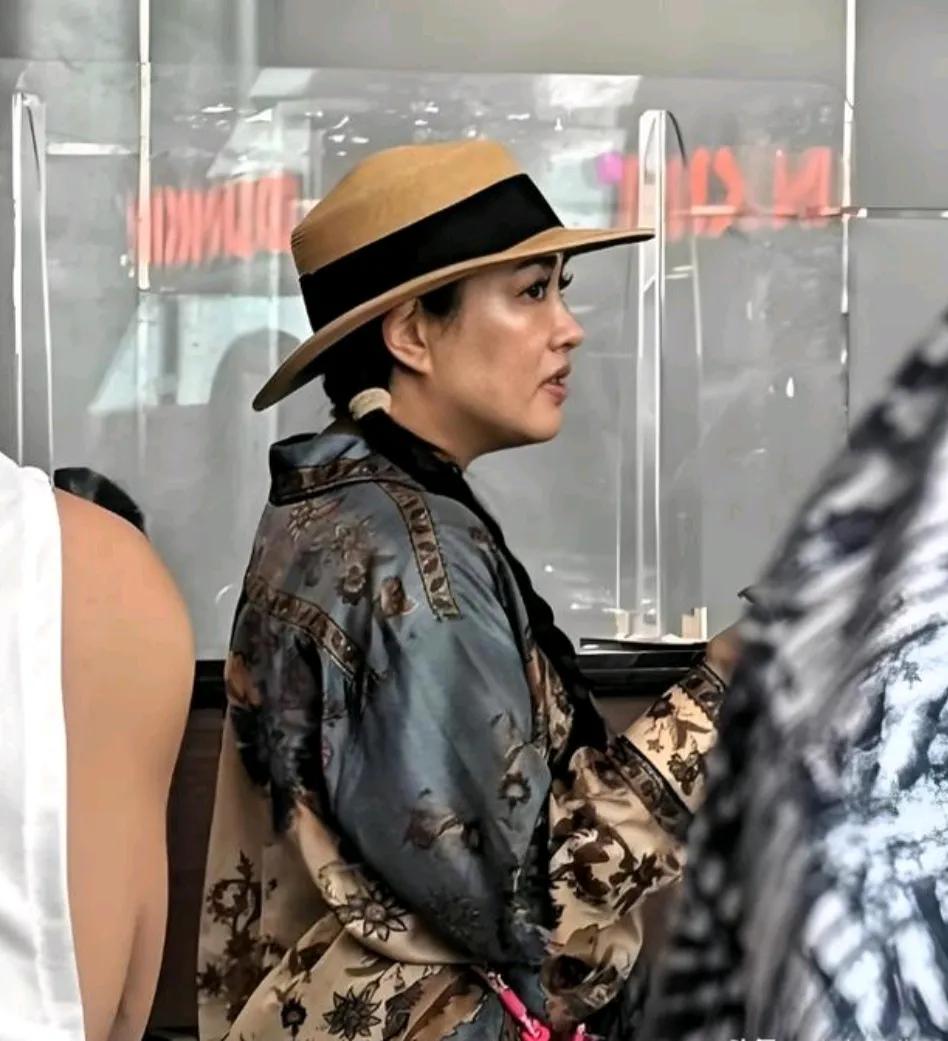 看到明星姐姐也这样焦虑少点了原来明星也会长她们每年医美花那么多钱