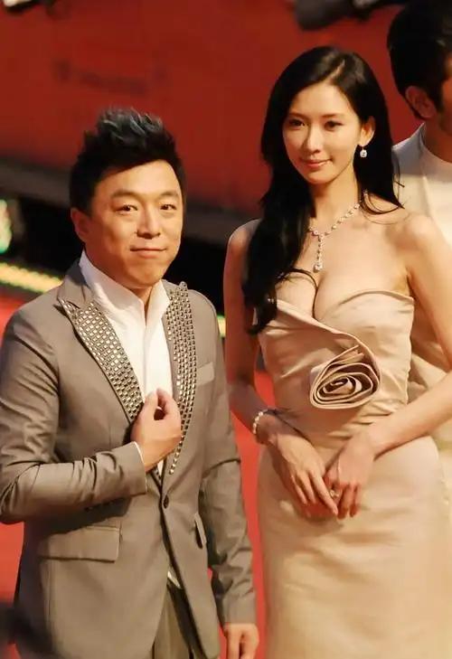 一次节目上，小S对黄渤说：“听说林志玲跟你拍吻戏，回家吐了一个月？”本以为黄渤会