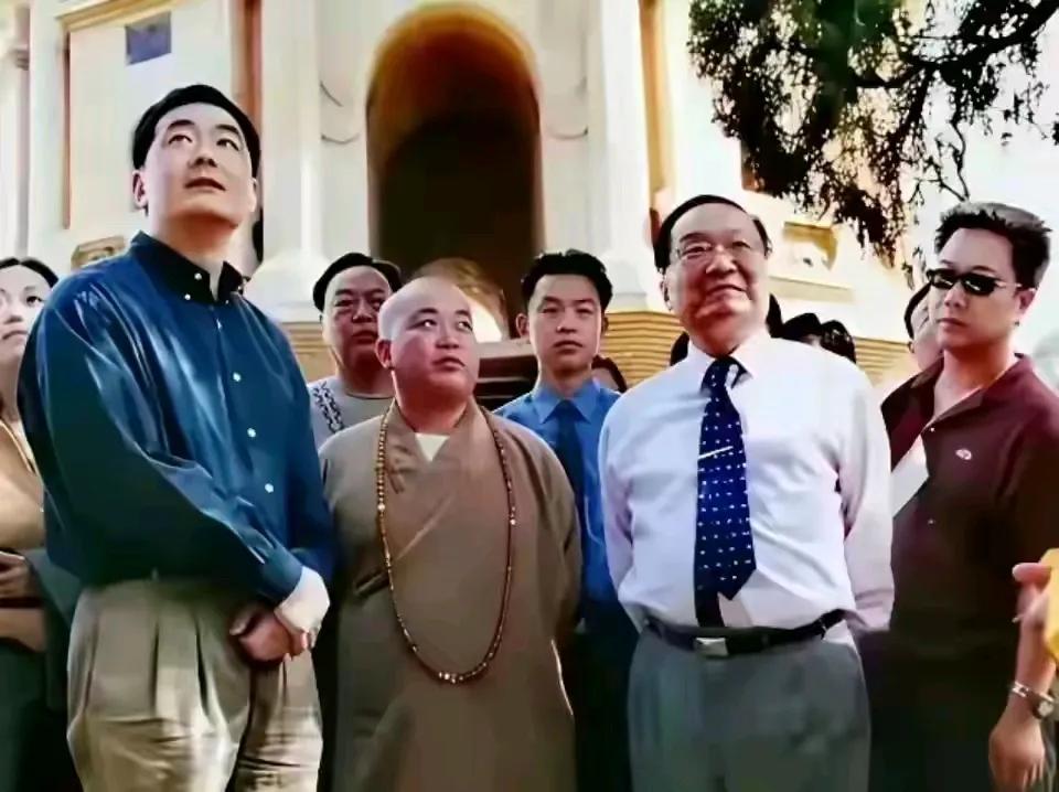 那时的释永信还年轻，金庸这个武侠小说大作家曾和他合影。不得不说，练武的释永信个子